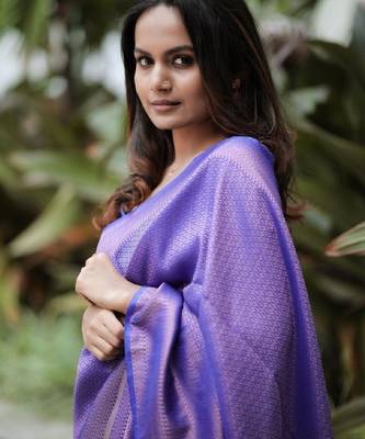 Blue silk blend banarasi saree with unstitched blouse piece 4