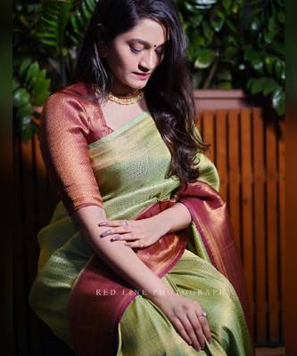 Light green maroon silk blend banarasi saree with unstitched blouse piece 3