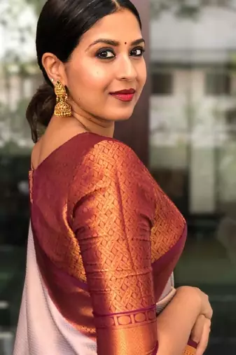 Off white maroon silk blend banarasi saree with unstitched blouse piece