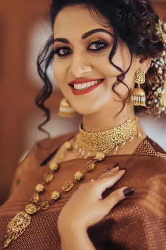 Brown silk blend banarasi saree with unstitched blouse piece