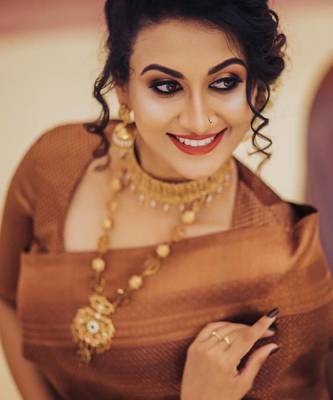 Brown silk blend banarasi saree with unstitched blouse piece 3