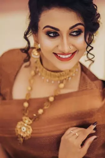 Brown silk blend banarasi saree with unstitched blouse piece