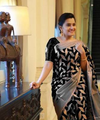 Black silk blend banarasi saree with unstitched blouse piece 2