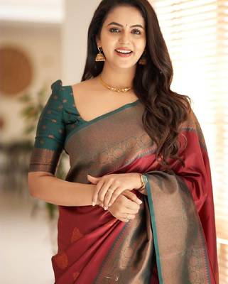 Red green silk blend banarasi saree with unstitched blouse piece 1