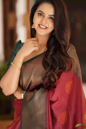 Red green silk blend banarasi saree with unstitched blouse piece