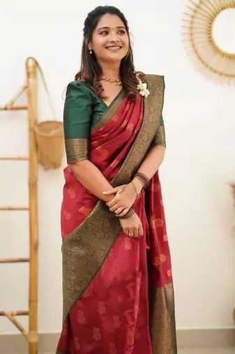 Red green silk blend banarasi saree with unstitched blouse piece