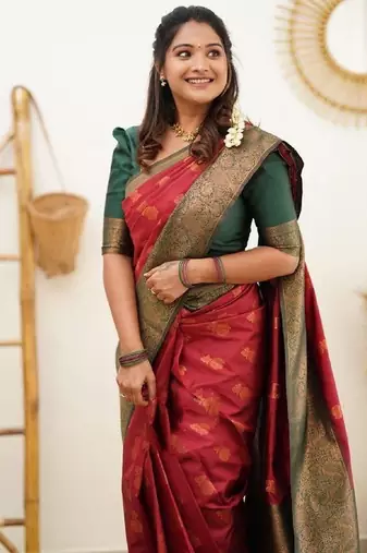 Red green silk blend banarasi saree with unstitched blouse piece