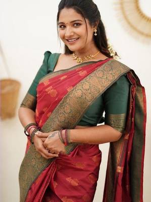 Red green silk blend banarasi saree with unstitched blouse piece 4
