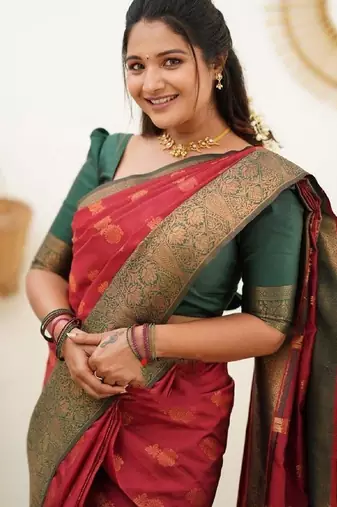 Red green silk blend banarasi saree with unstitched blouse piece