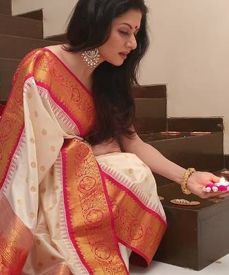 Off white red silk blend banarasi saree with unstitched blouse piece 3