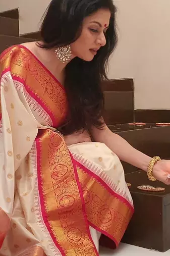 Off white red silk blend banarasi saree with unstitched blouse piece