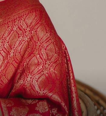 Red silk blend banarasi saree with unstitched blouse piece 4