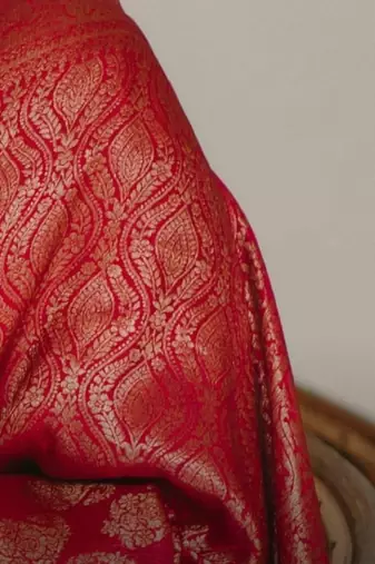 Red silk blend banarasi saree with unstitched blouse piece