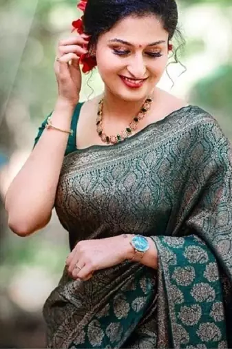 Green silk blend banarasi saree with unstitched blouse piece