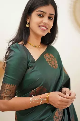 Green silk blend banarasi saree with unstitched blouse piece