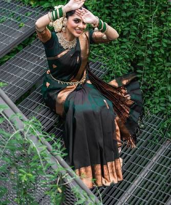 Green silk blend banarasi saree with unstitched blouse piece 3
