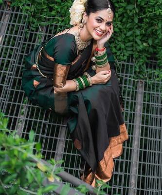 Green silk blend banarasi saree with unstitched blouse piece 5