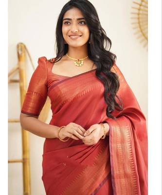 Red silk blend banarasi saree with unstitched blouse piece 2