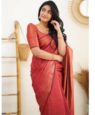 Red silk blend banarasi saree with unstitched blouse piece 3