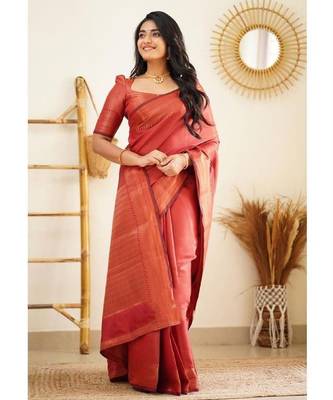 Red silk blend banarasi saree with unstitched blouse piece 4