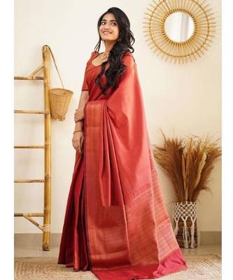 Red silk blend banarasi saree with unstitched blouse piece 5