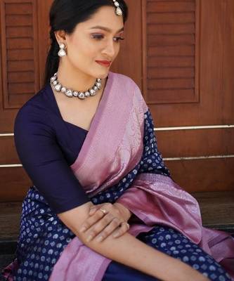 Blue silk blend banarasi saree with unstitched blouse piece 4