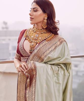 Pista maroon silk blend banarasi saree with unstitched blouse piece 3