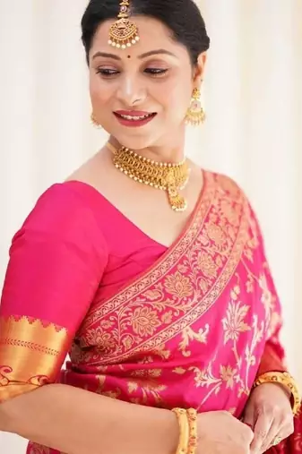 Pink silk blend banarasi saree with unstitched blouse piece