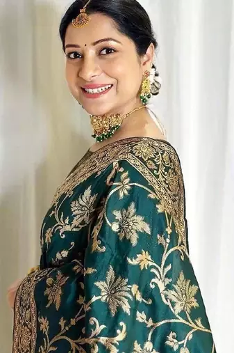 Green silk blend banarasi saree with unstitched blouse piece