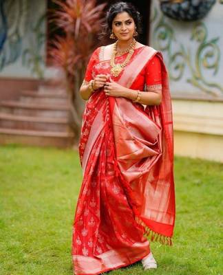 Red silk blend banarasi saree with unstitched blouse piece 3
