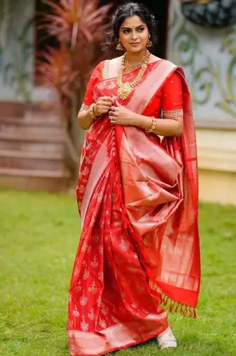 Red silk blend banarasi saree with unstitched blouse piece