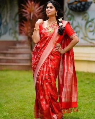 Red silk blend banarasi saree with unstitched blouse piece 4