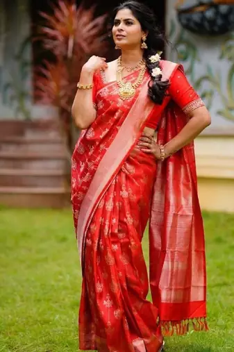 Red silk blend banarasi saree with unstitched blouse piece