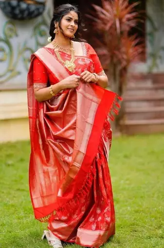 Red silk blend banarasi saree with unstitched blouse piece