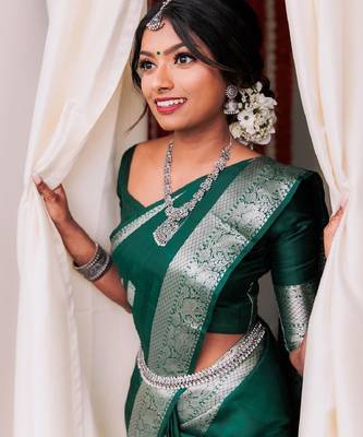 Green silk blend banarasi saree with unstitched blouse piece 2