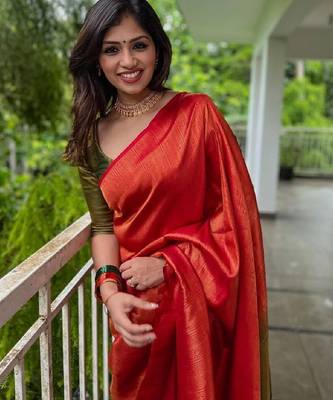 Red green silk blend banarasi saree with unstitched blouse piece 1