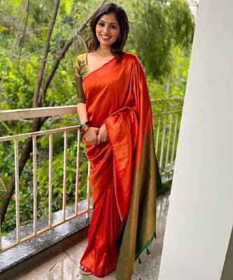 Red green silk blend banarasi saree with unstitched blouse piece 2