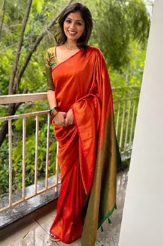 Red green silk blend banarasi saree with unstitched blouse piece