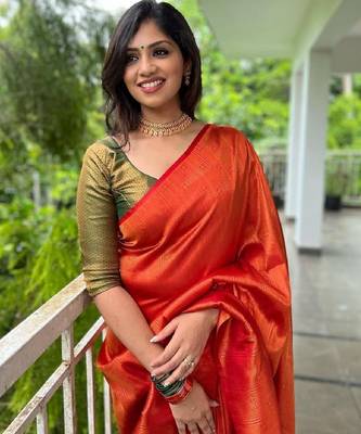 Red green silk blend banarasi saree with unstitched blouse piece 3