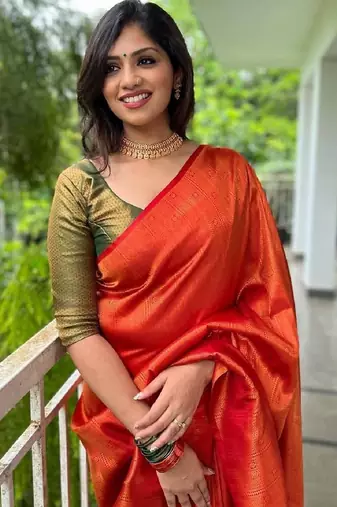Red green silk blend banarasi saree with unstitched blouse piece