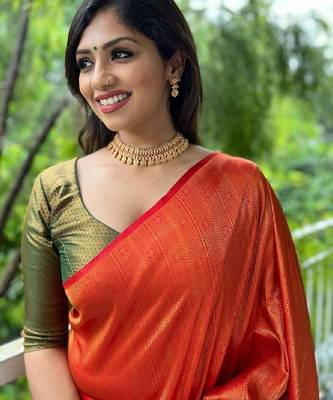 Red green silk blend banarasi saree with unstitched blouse piece 4