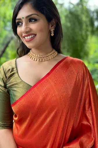 Red green silk blend banarasi saree with unstitched blouse piece