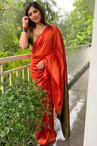 Red green silk blend banarasi saree with unstitched blouse piece