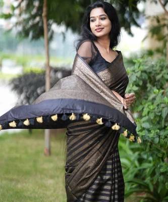 Black silk blend banarasi saree with unstitched blouse piece 3