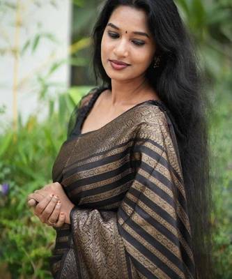 Black silk blend banarasi saree with unstitched blouse piece 4