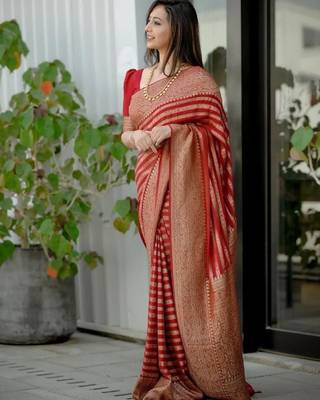 Red silk blend banarasi saree with unstitched blouse piece 3