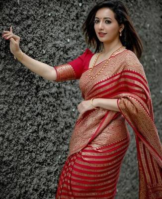 Red silk blend banarasi saree with unstitched blouse piece 4