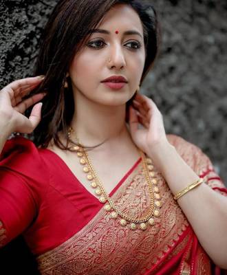 Red silk blend banarasi saree with unstitched blouse piece 5