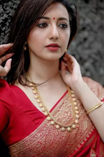 Red silk blend banarasi saree with unstitched blouse piece