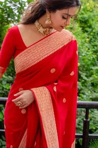 Red silk blend banarasi saree with unstitched blouse piece